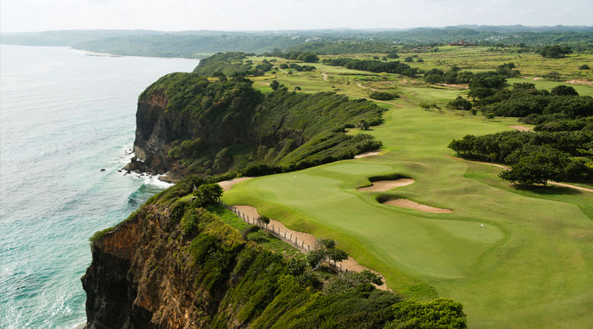 All the holes here linger in the memory, but the 17th hole is probably the most harrowing in the Caribbean.